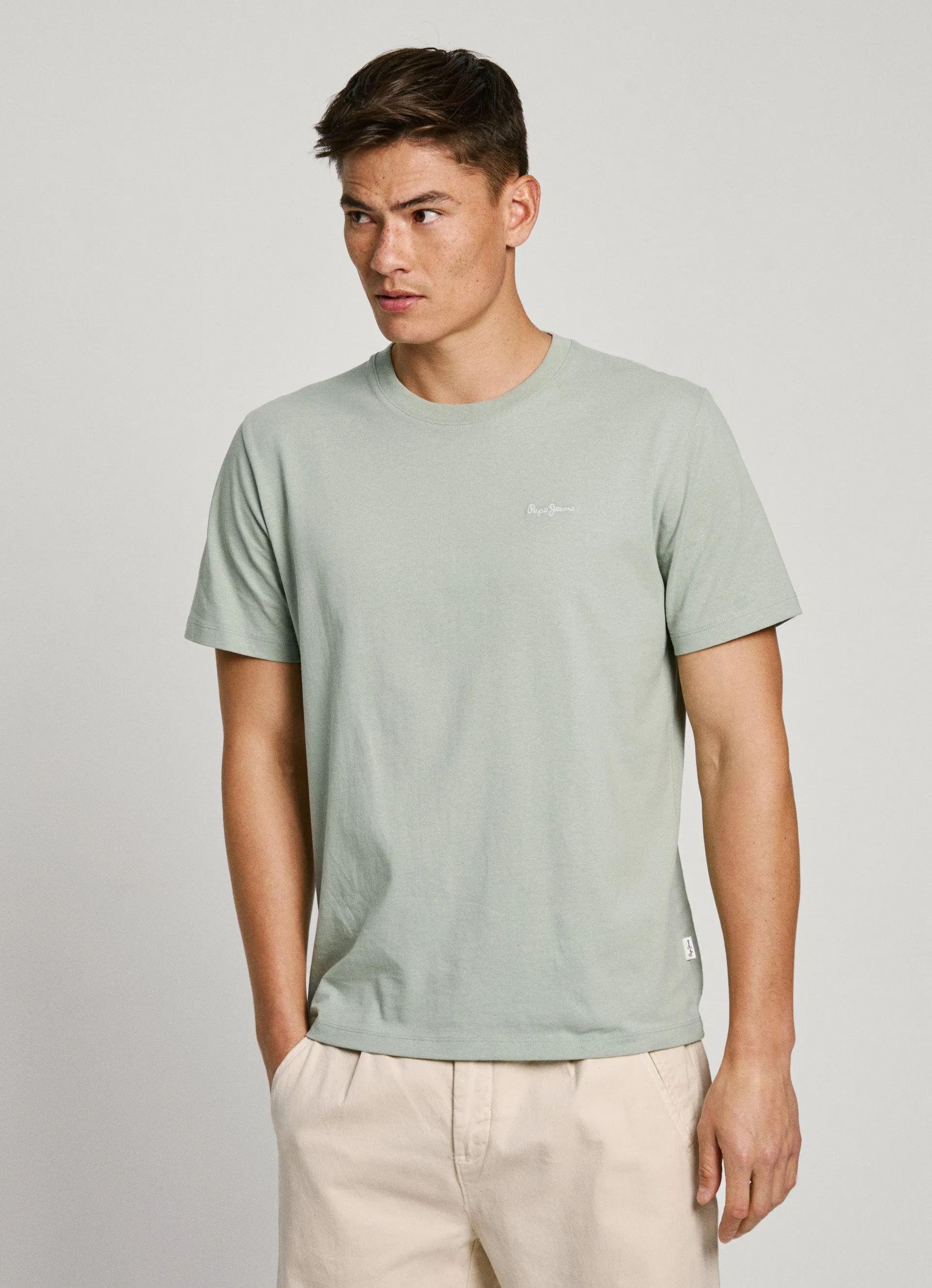 camiseta logo bordado fit regular