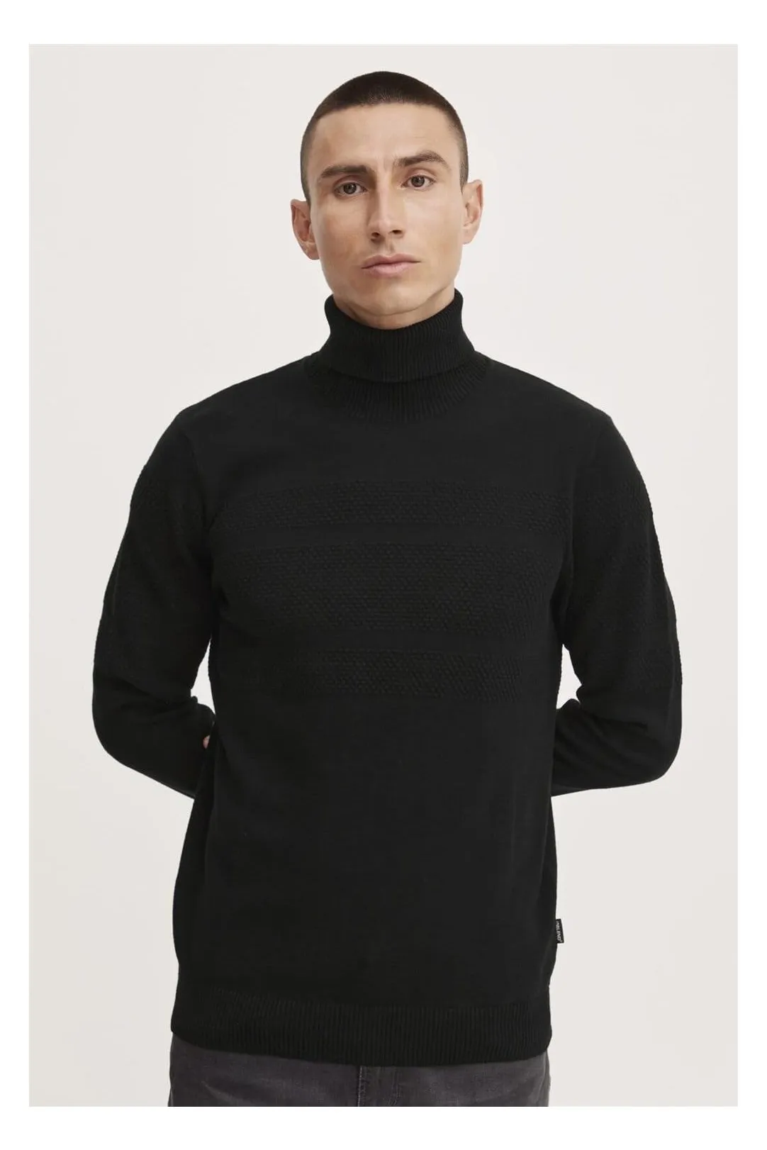 Jersey hombre cuello alto negro