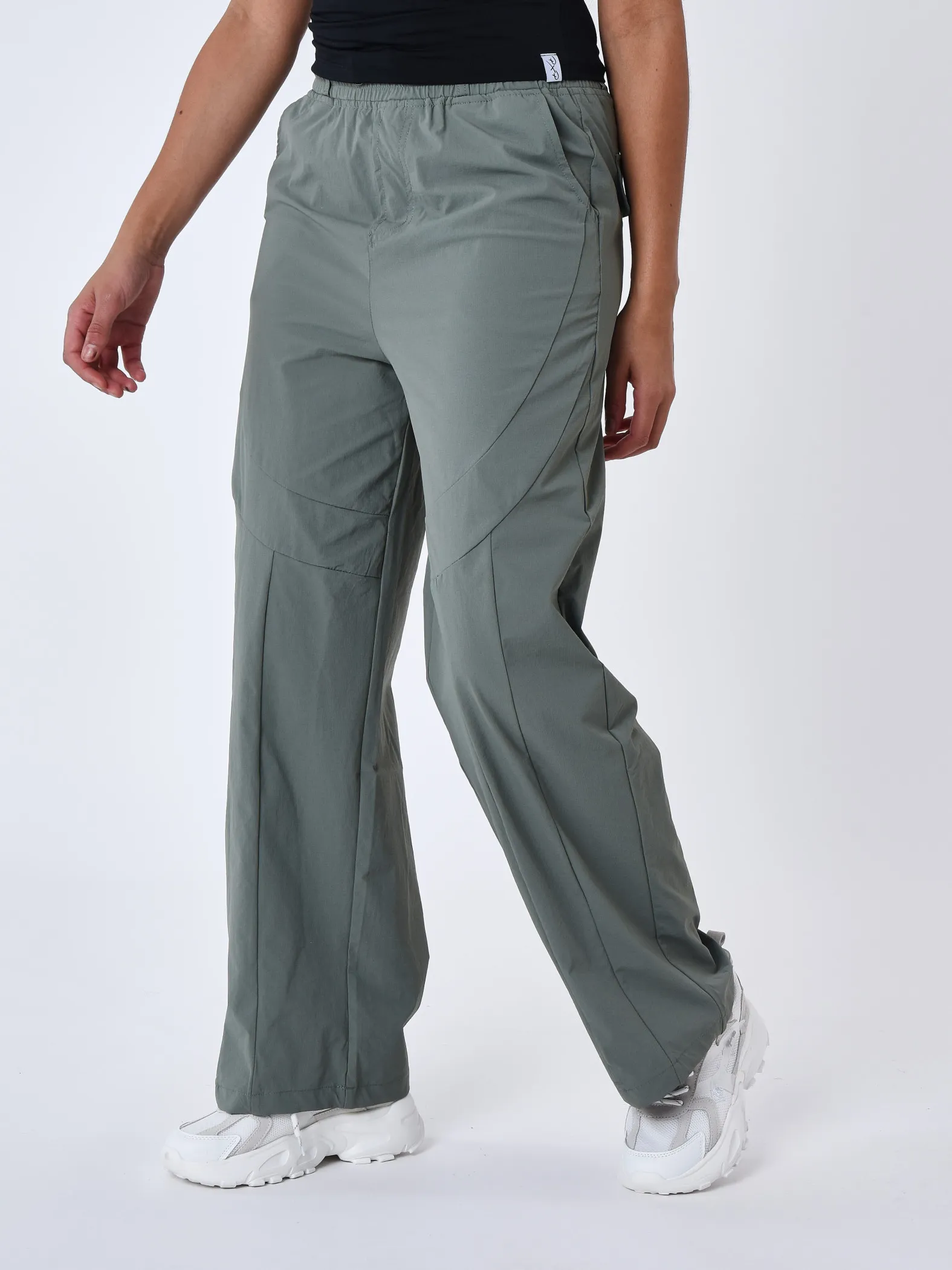 Pantalón recto con aberturas