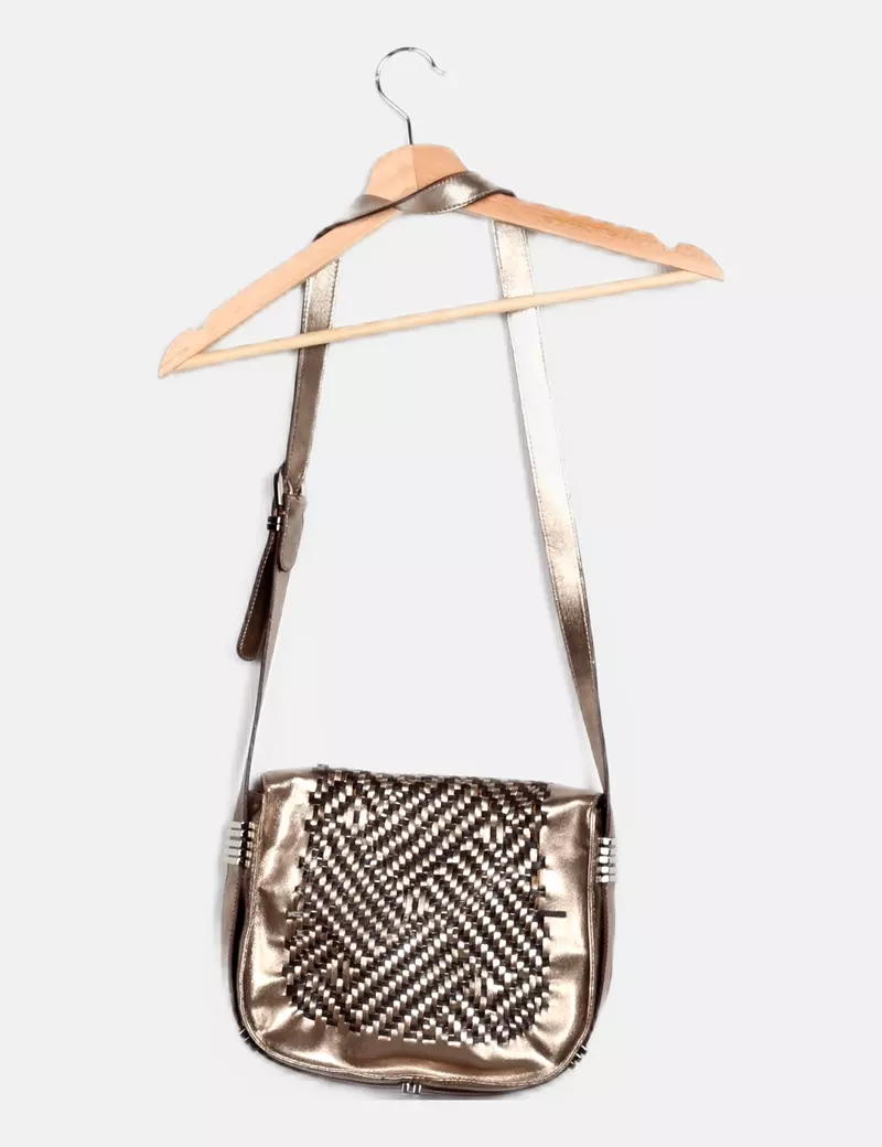 Uterqüe Bolso metalizado trenzado