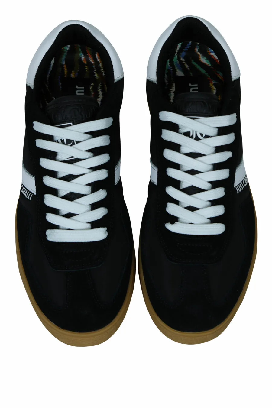 Zapatillas negras con suela marrón y logo